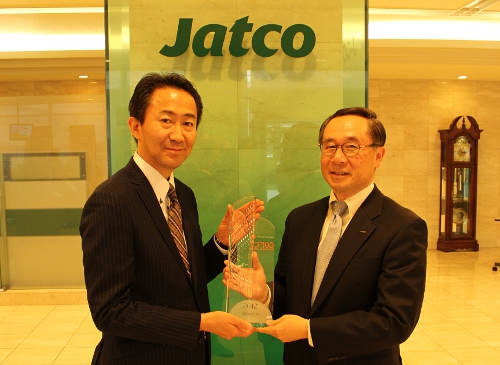 トムソン・ロイター社の日本法人 代表取締役・冨井俊行氏(左)からトロフィーをいただくジヤトコ 薄葉洋副社長(右)