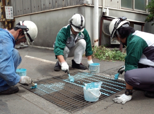 Color-coding of drainage outlets by employees